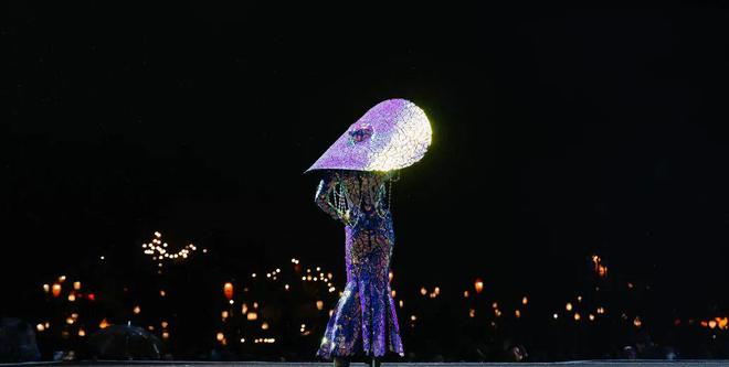 3D设计礼服惊艳亮相新加坡Miss Cosmo选美大赛标志性景点融入民族服饰设计(图4)